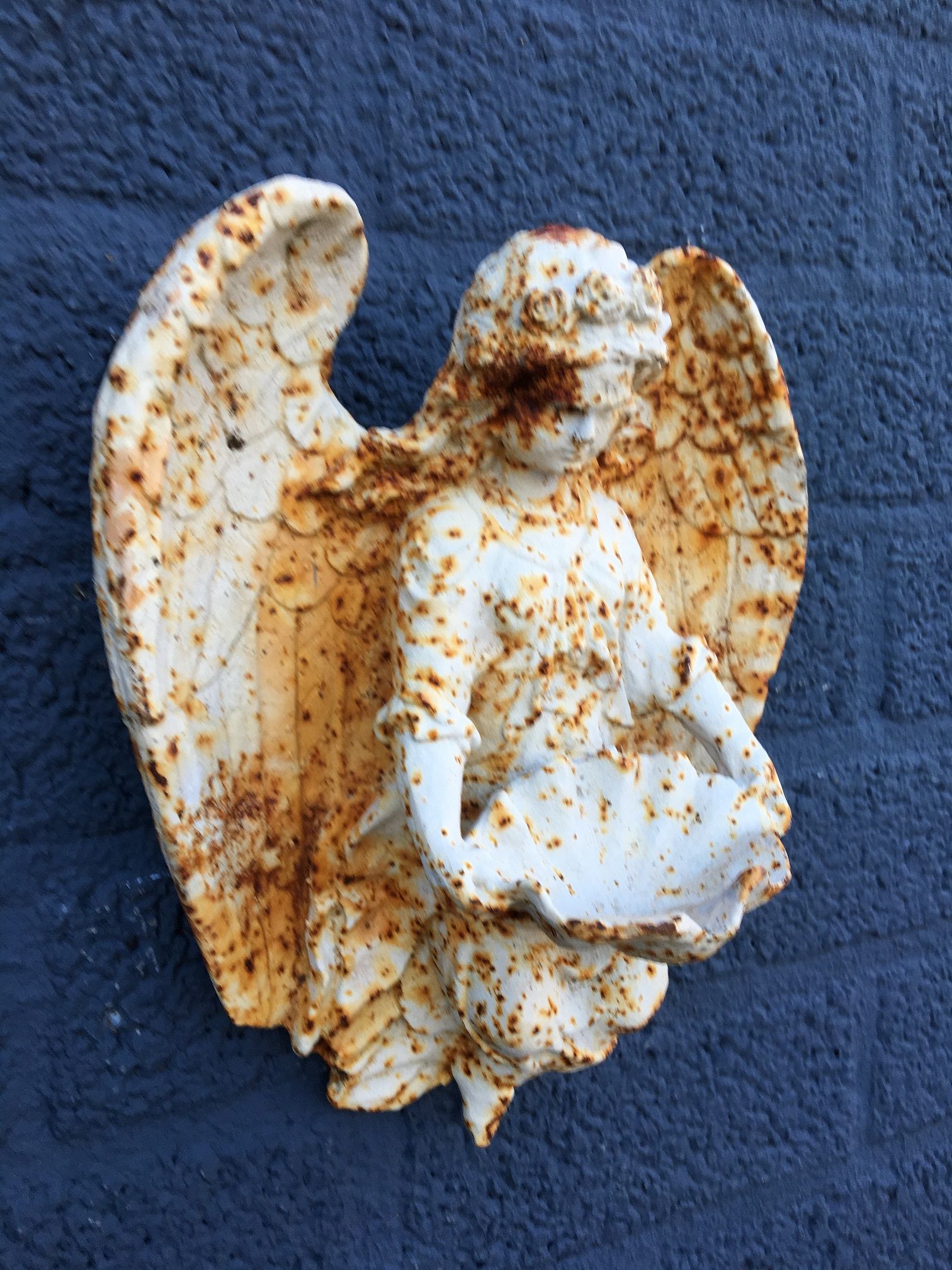Wandschmuck Engel mit Muschel, Gusseisen-alt-weiß-gerostet